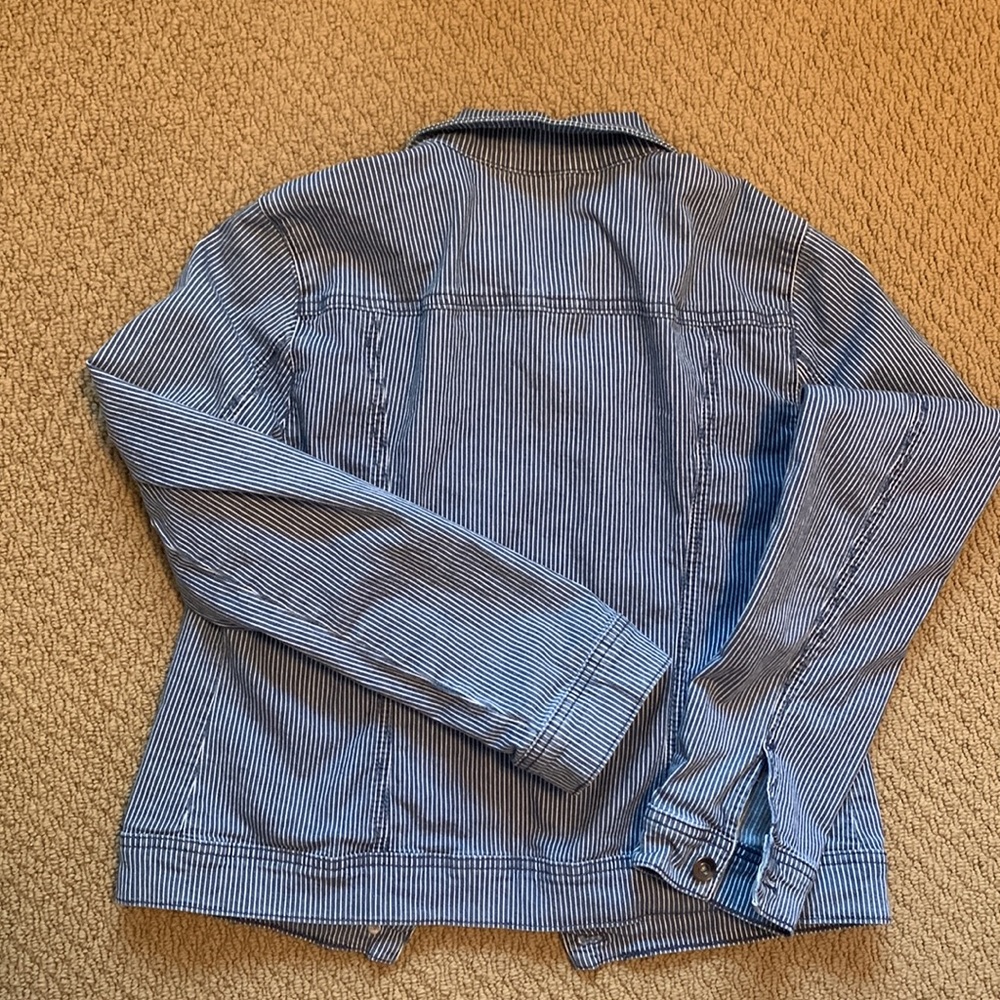 Sweet fall / spring lightweight denim jacket.  Size M. - Picture 2 of 7